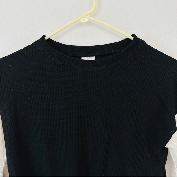No Boundaries Two Tones Cropped Pullover Sweater Woman’s Size XS BLACK WHITE - Picture 2 of 8